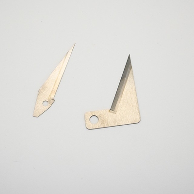 Kundenspezifische Hartmetall-Wolframkarbid-Legierung Dreieck Einzel Loch Positionierung Klinge Stoff Folie Schneiden Industriemaschinenmesser