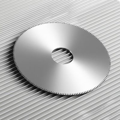 Wellpappe, die Rundmesser aufschlitzt